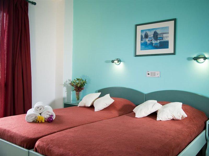 Theoni Apartments มาเลีย ภายนอก รูปภาพ