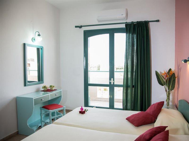 Theoni Apartments มาเลีย ภายนอก รูปภาพ