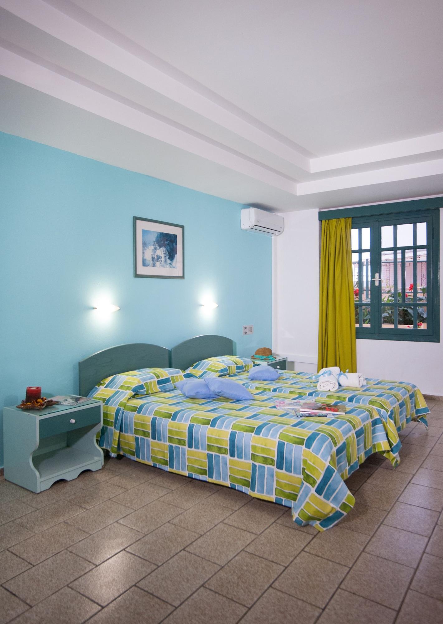 Theoni Apartments มาเลีย ภายนอก รูปภาพ