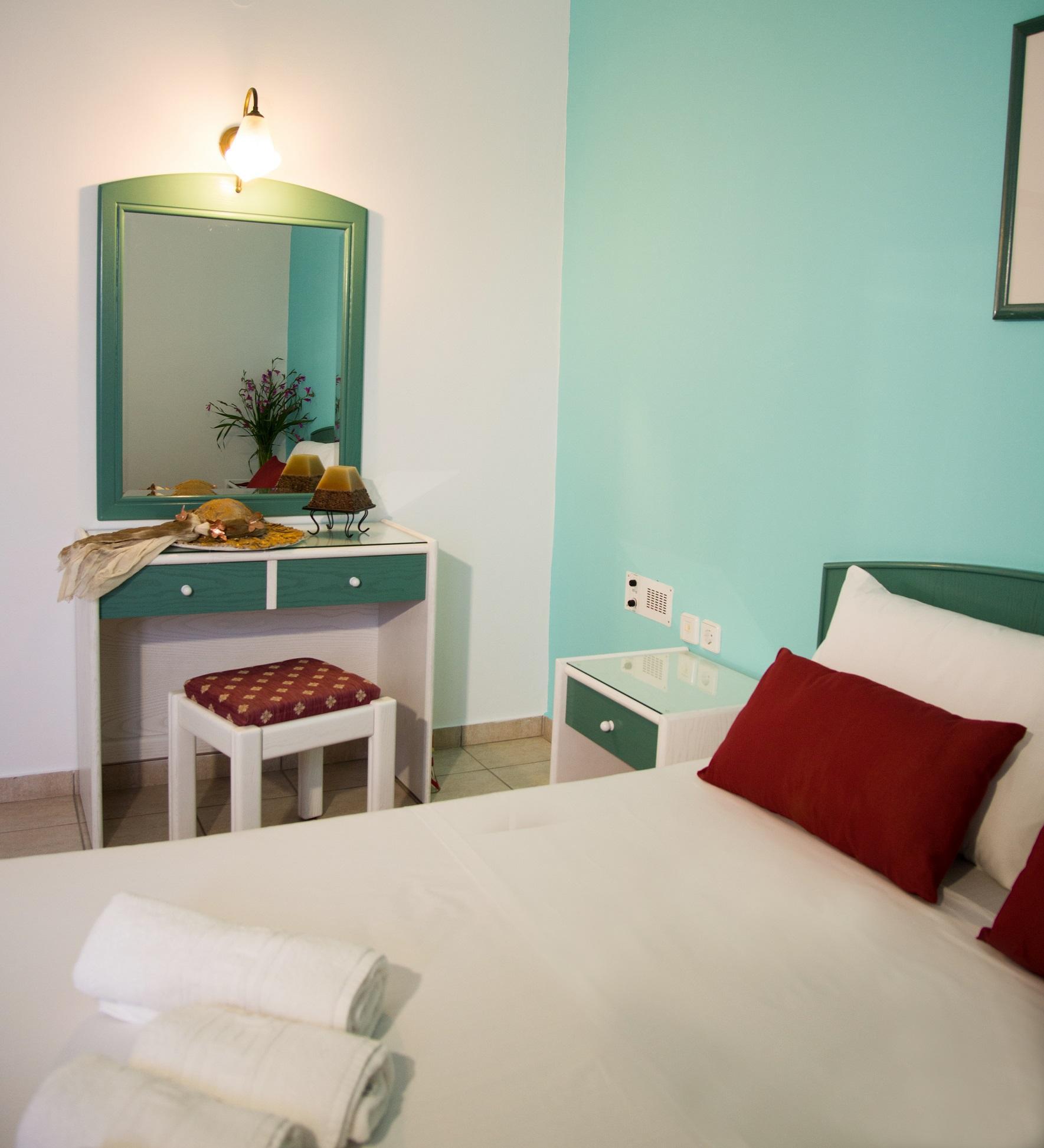 Theoni Apartments มาเลีย ภายนอก รูปภาพ