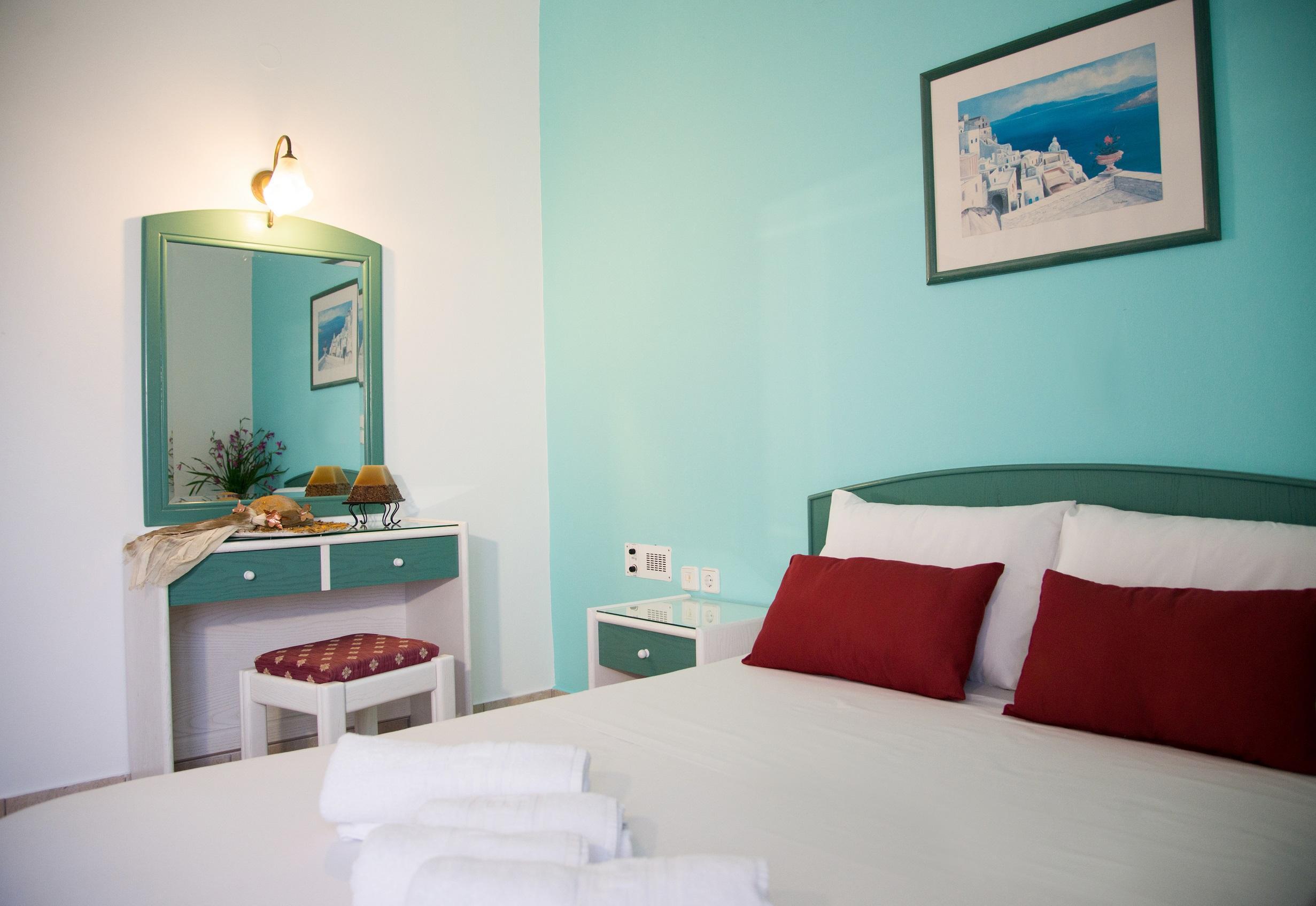 Theoni Apartments มาเลีย ภายนอก รูปภาพ