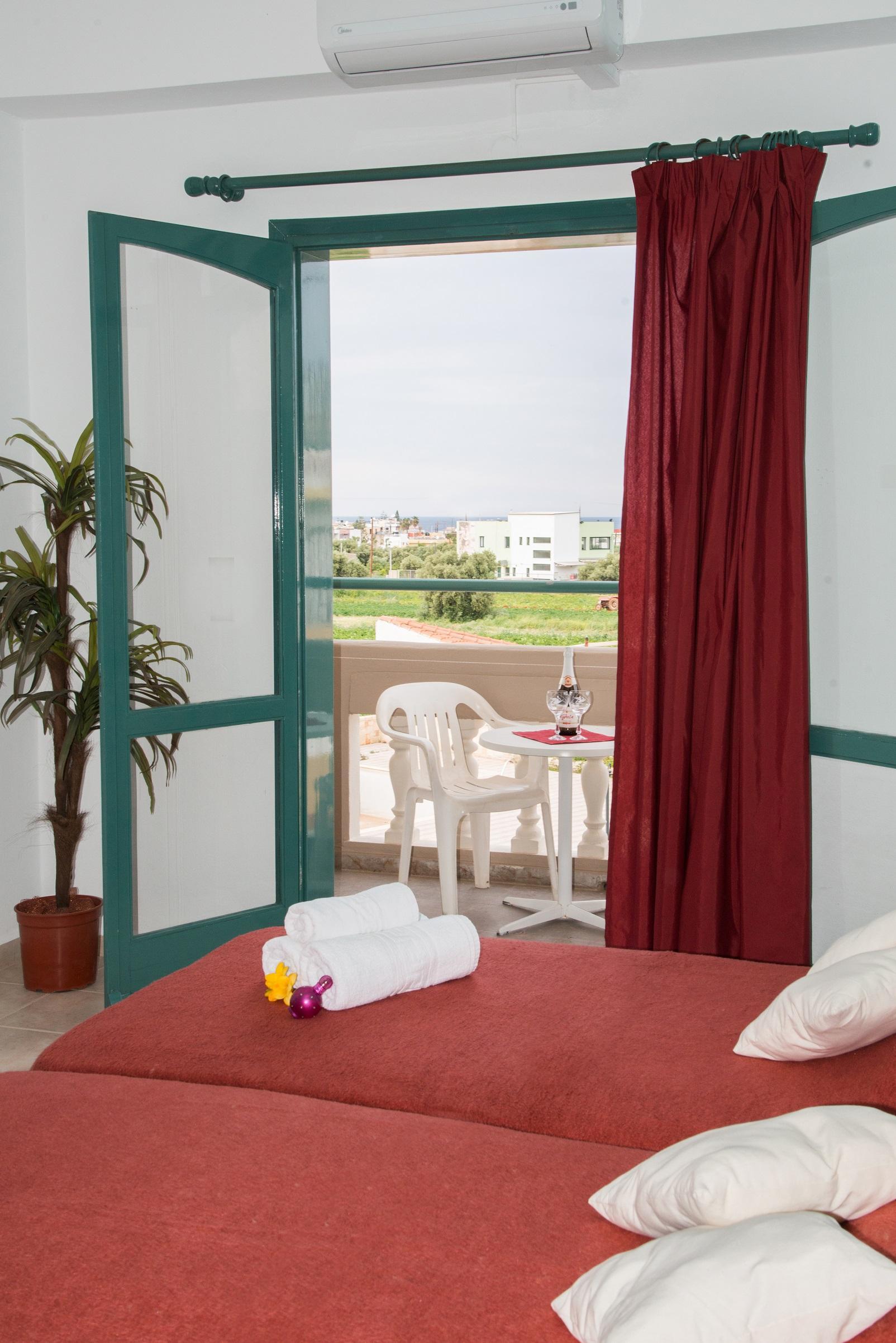 Theoni Apartments มาเลีย ภายนอก รูปภาพ