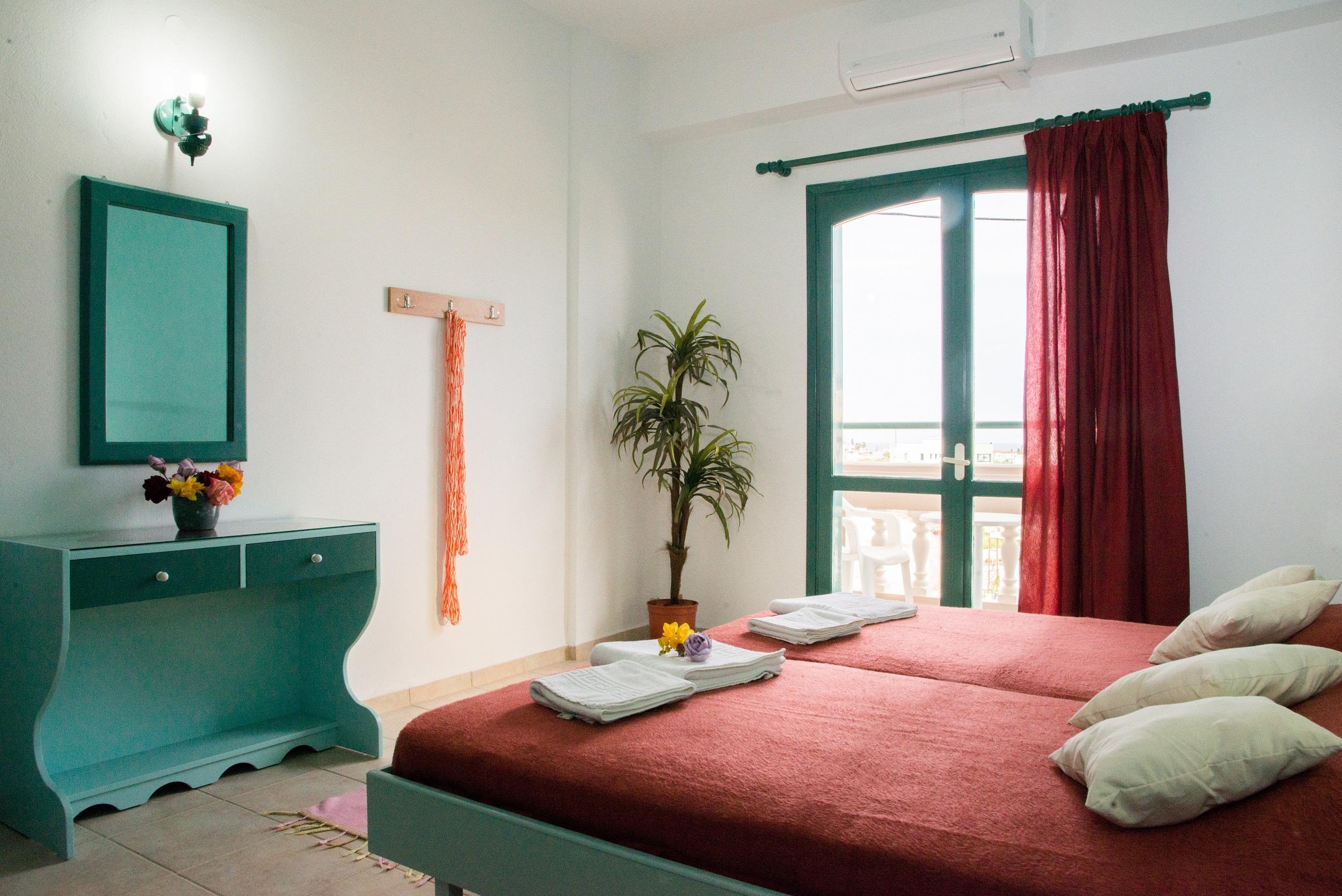 Theoni Apartments มาเลีย ภายนอก รูปภาพ