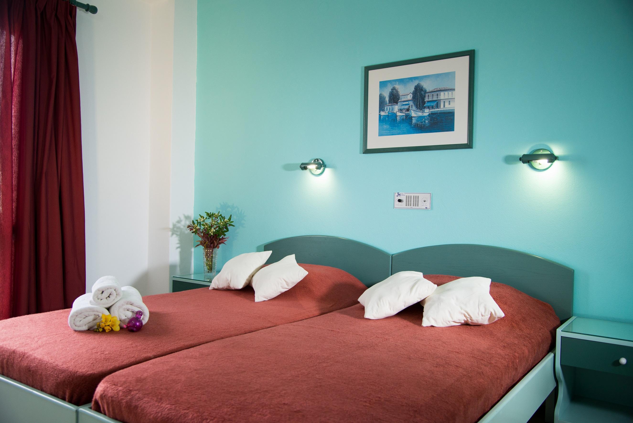 Theoni Apartments มาเลีย ภายนอก รูปภาพ