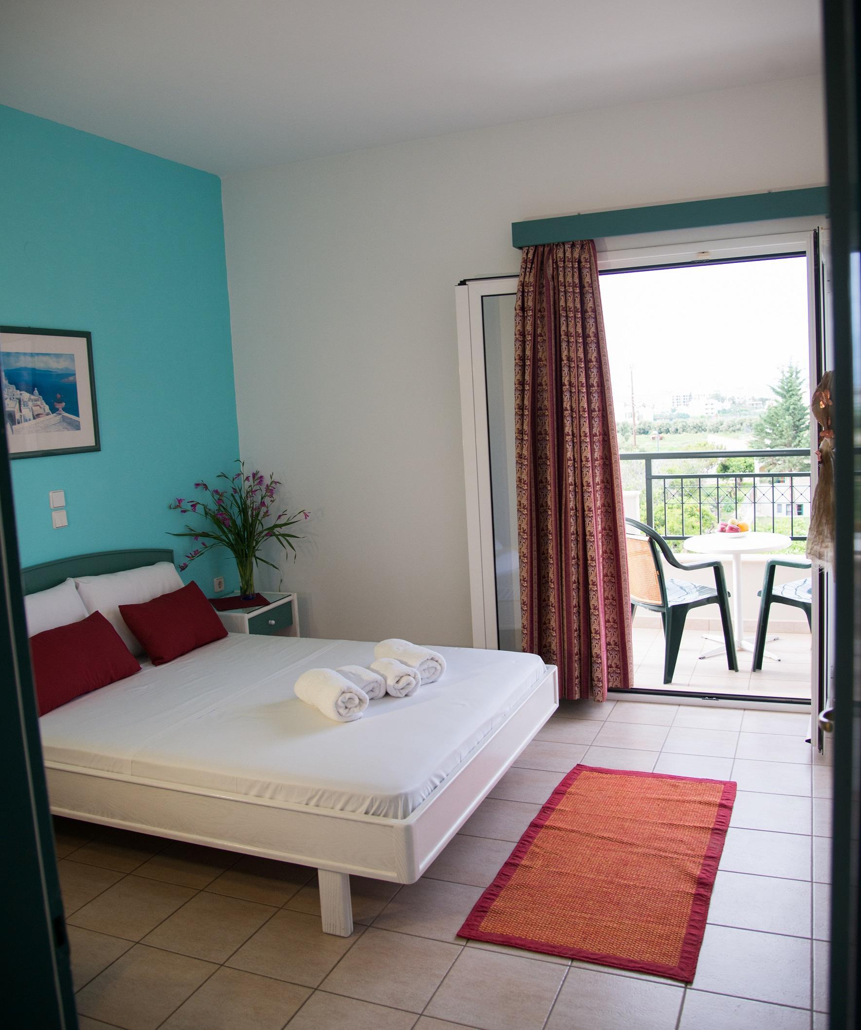 Theoni Apartments มาเลีย ภายนอก รูปภาพ