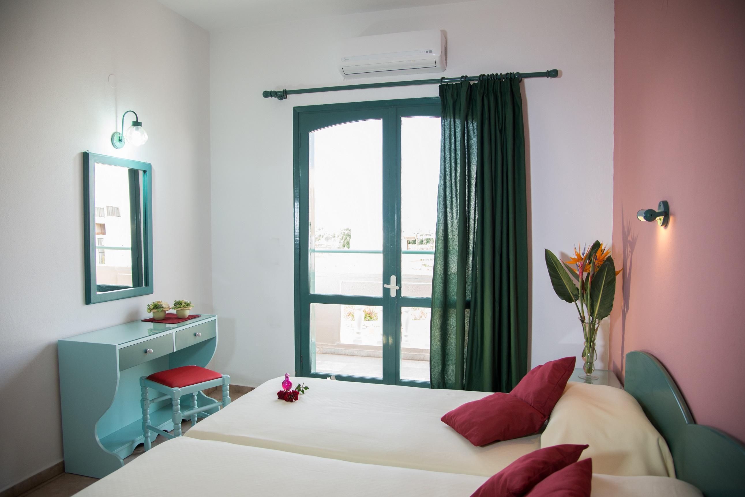 Theoni Apartments มาเลีย ภายนอก รูปภาพ