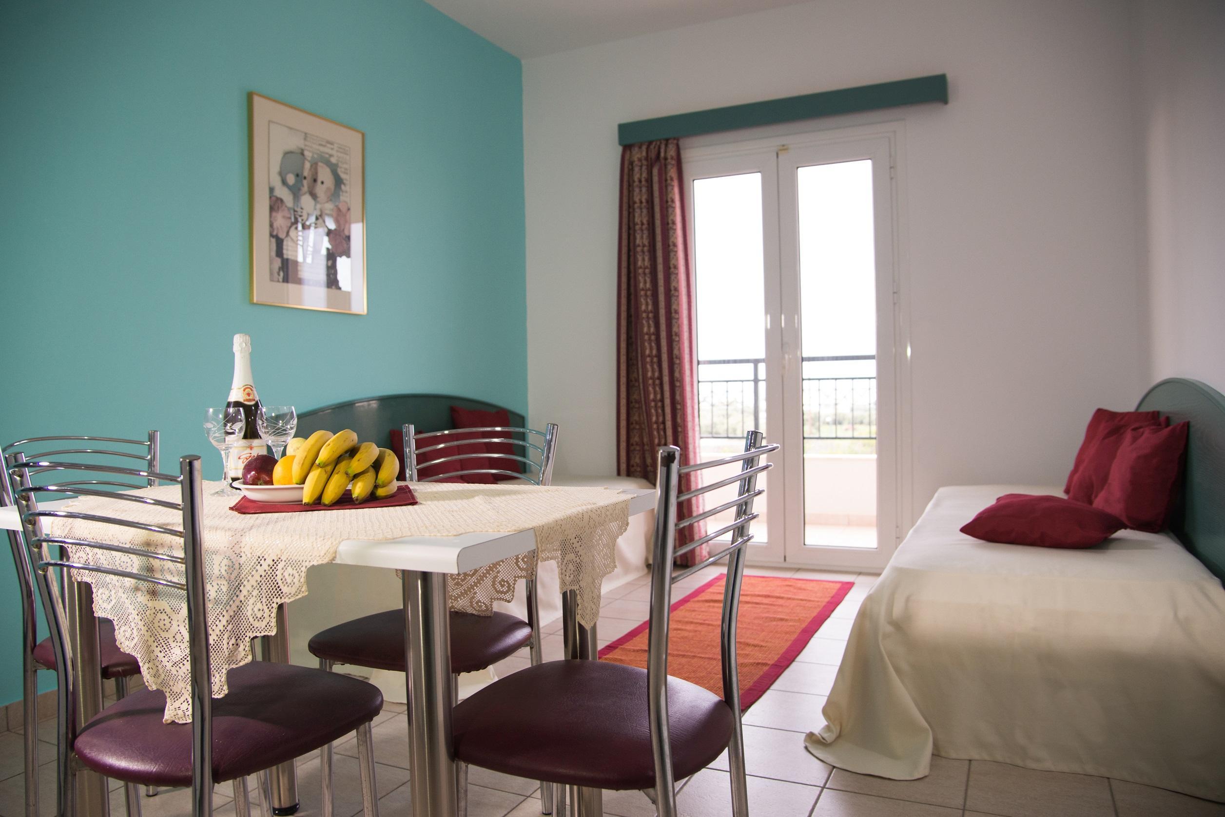 Theoni Apartments มาเลีย ภายนอก รูปภาพ