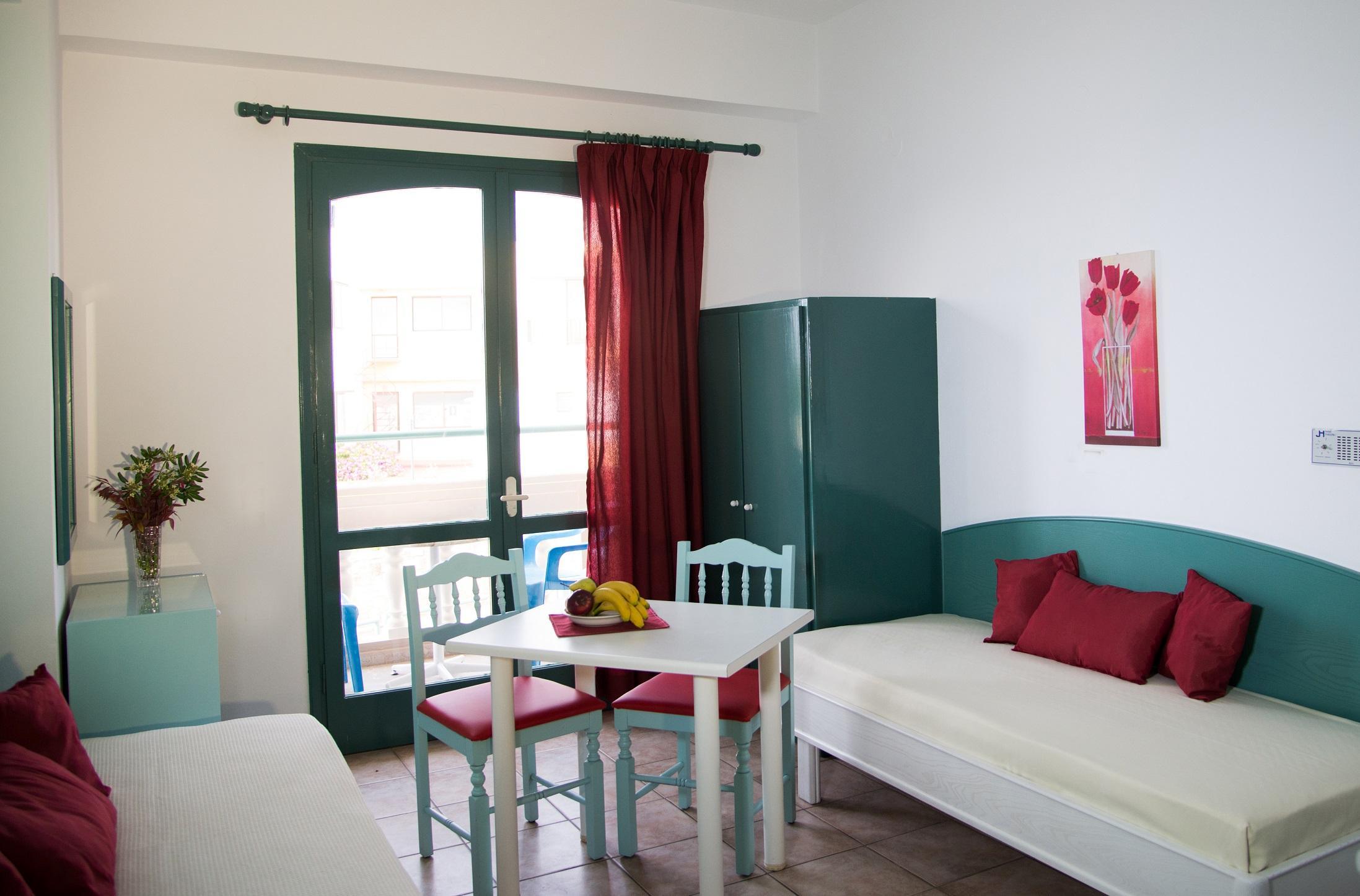 Theoni Apartments มาเลีย ภายนอก รูปภาพ