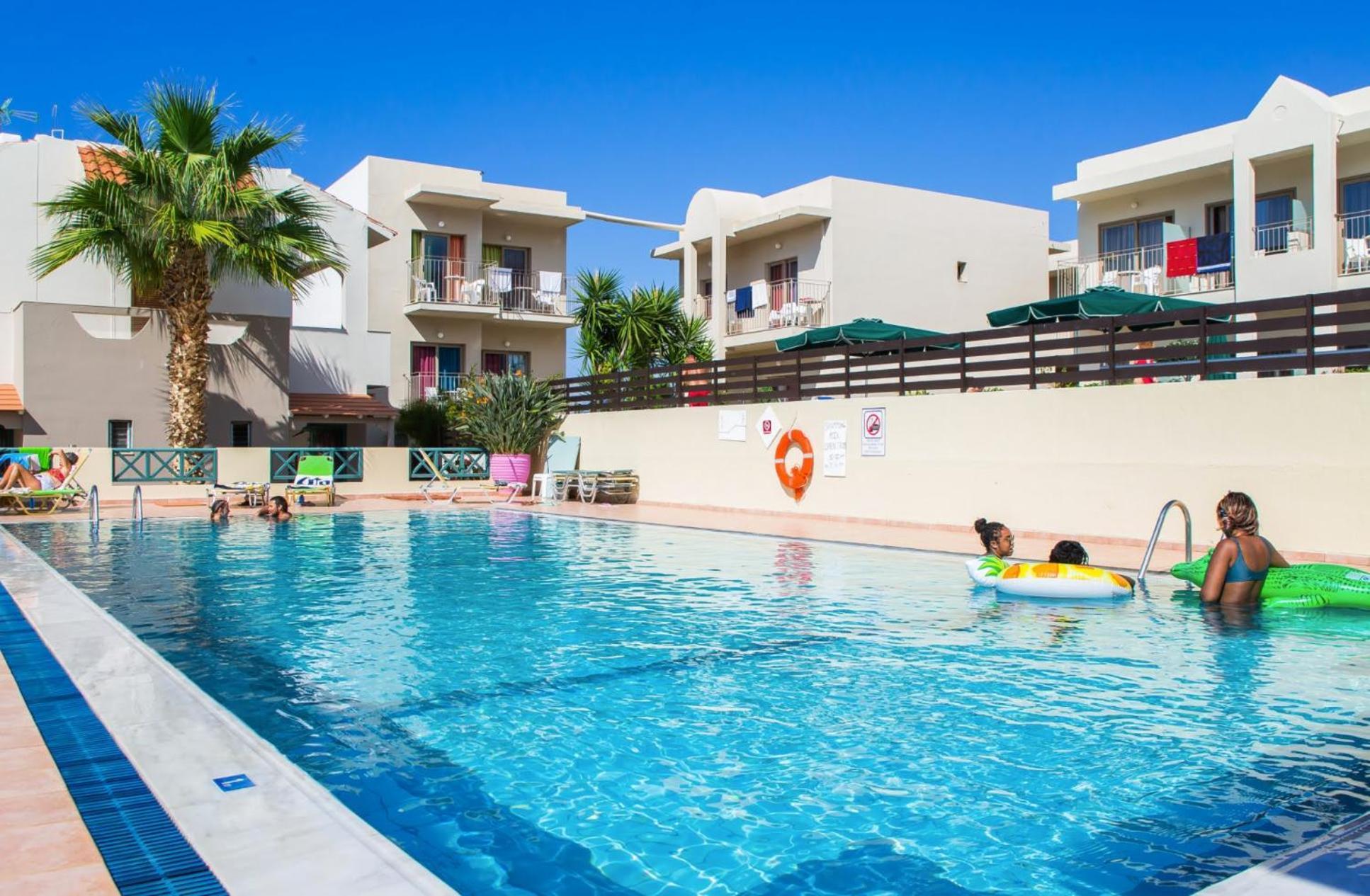 Theoni Apartments มาเลีย ภายนอก รูปภาพ