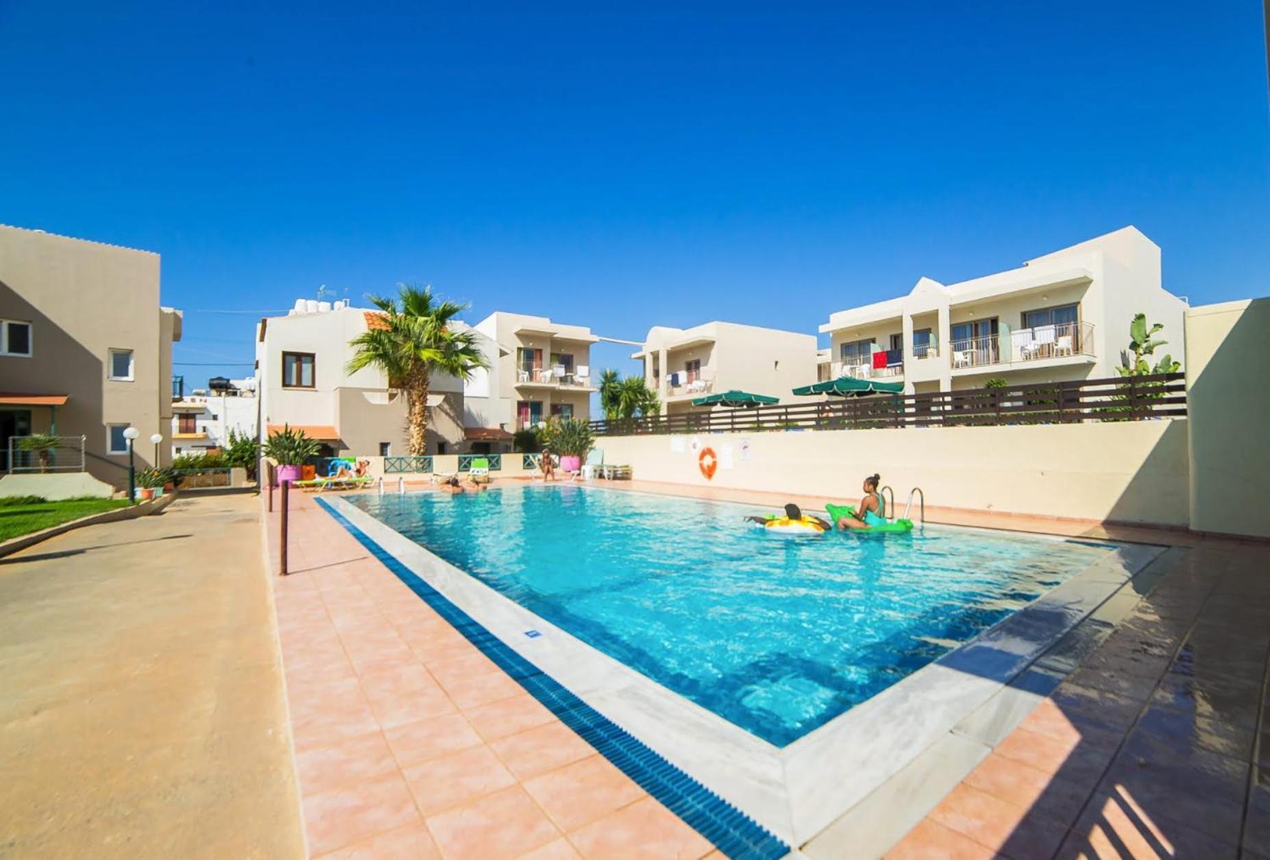 Theoni Apartments มาเลีย ภายนอก รูปภาพ