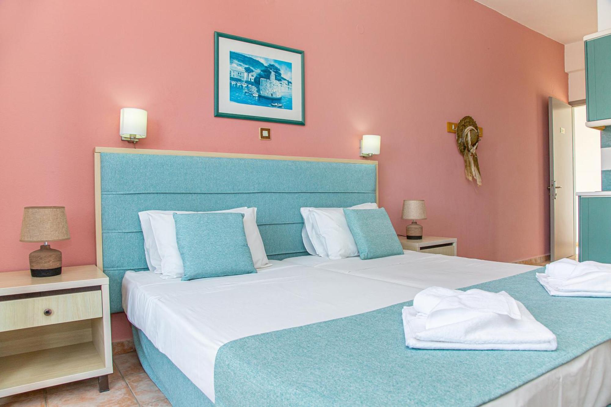 Theoni Apartments มาเลีย ภายนอก รูปภาพ