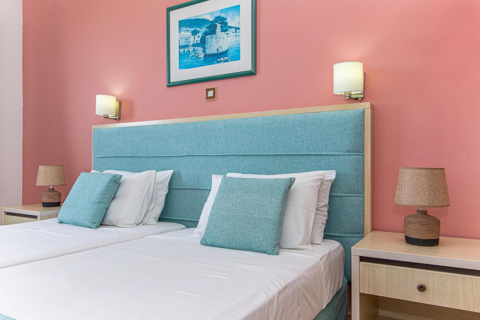Theoni Apartments มาเลีย ภายนอก รูปภาพ
