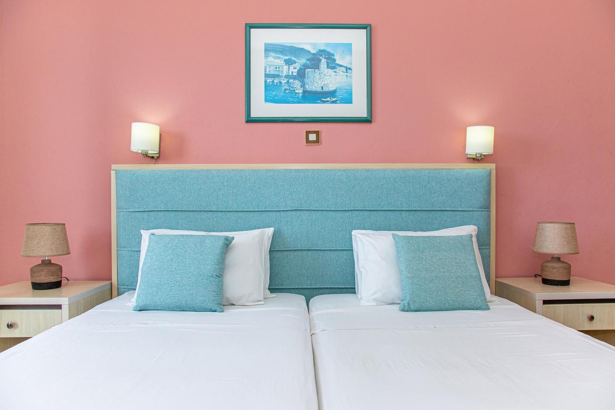 Theoni Apartments มาเลีย ภายนอก รูปภาพ