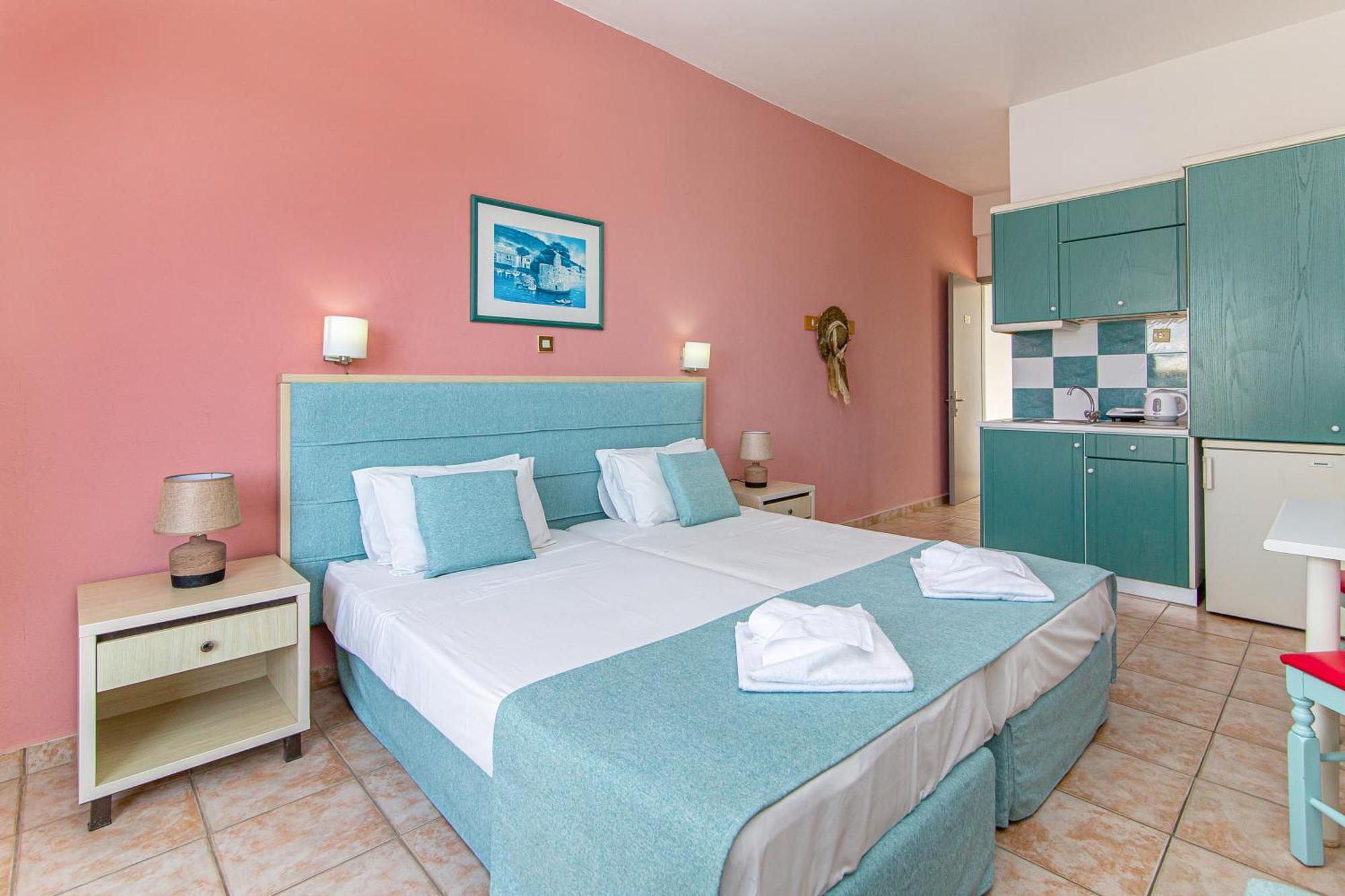 Theoni Apartments มาเลีย ภายนอก รูปภาพ