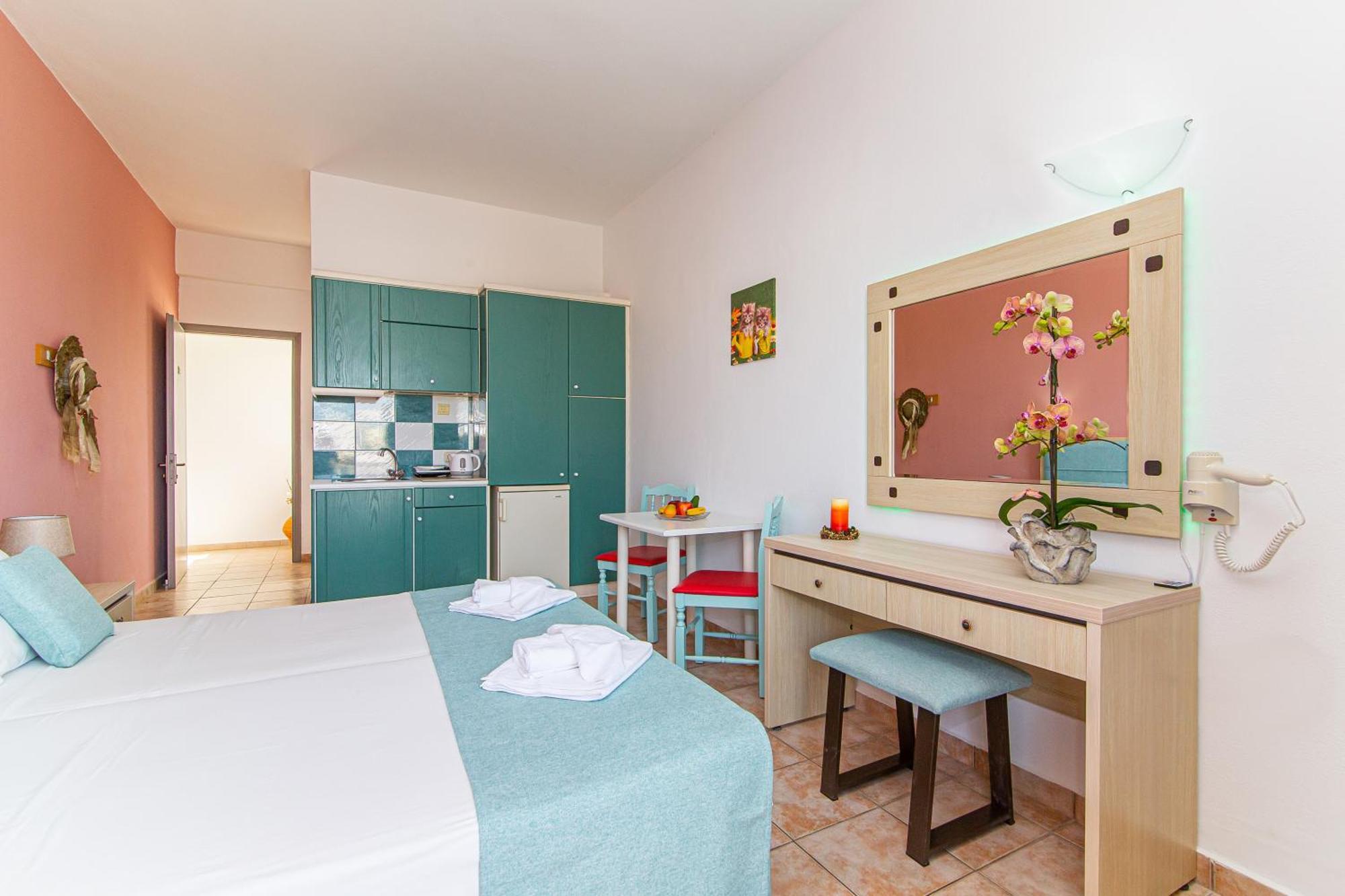 Theoni Apartments มาเลีย ภายนอก รูปภาพ