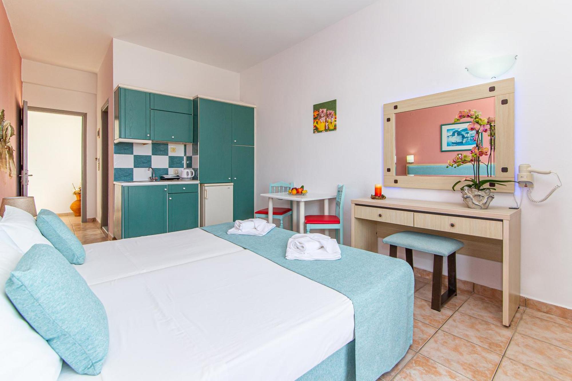 Theoni Apartments มาเลีย ภายนอก รูปภาพ