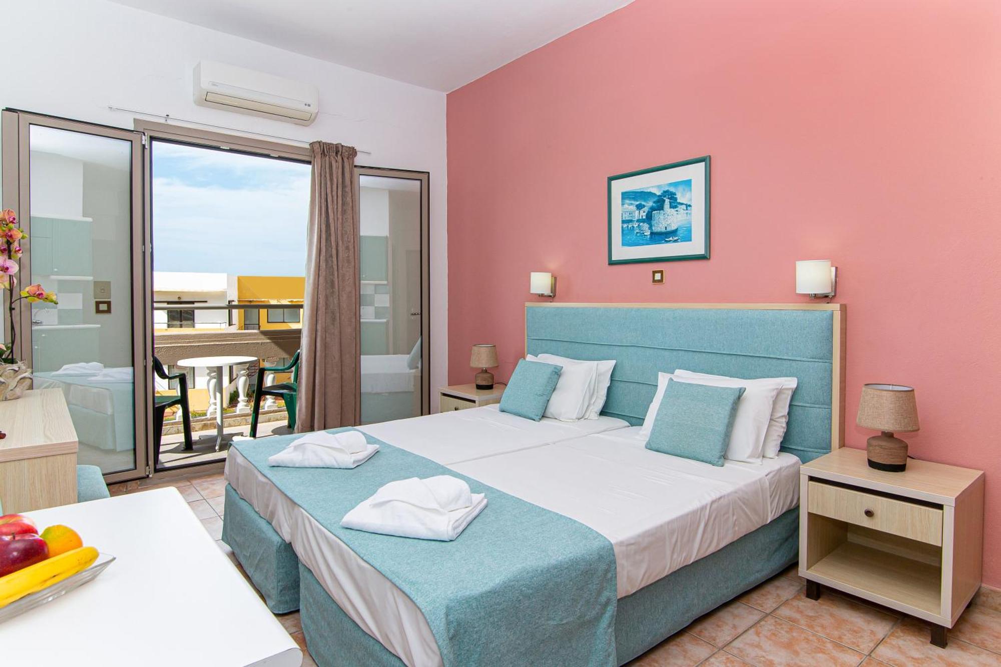 Theoni Apartments มาเลีย ภายนอก รูปภาพ