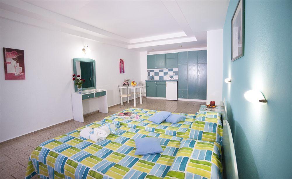 Theoni Apartments มาเลีย ภายนอก รูปภาพ