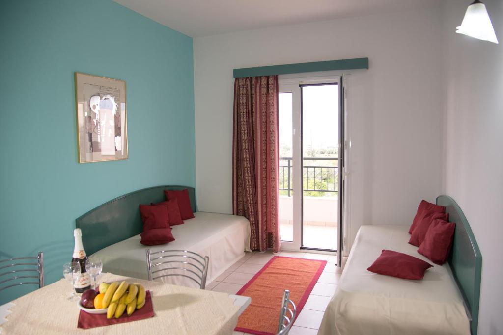 Theoni Apartments มาเลีย ภายนอก รูปภาพ