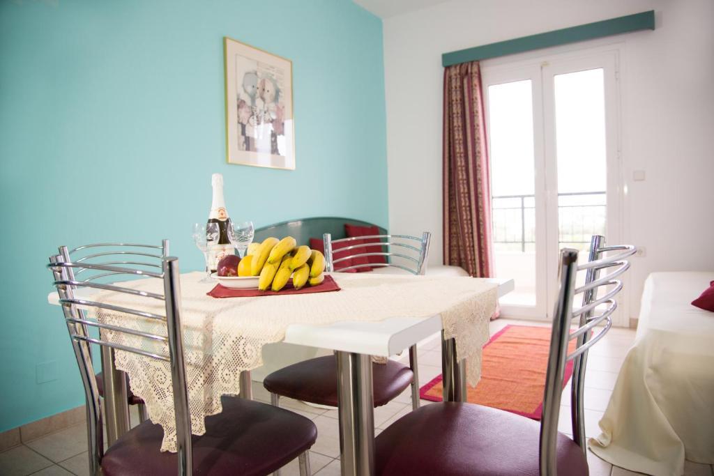 Theoni Apartments มาเลีย ภายนอก รูปภาพ